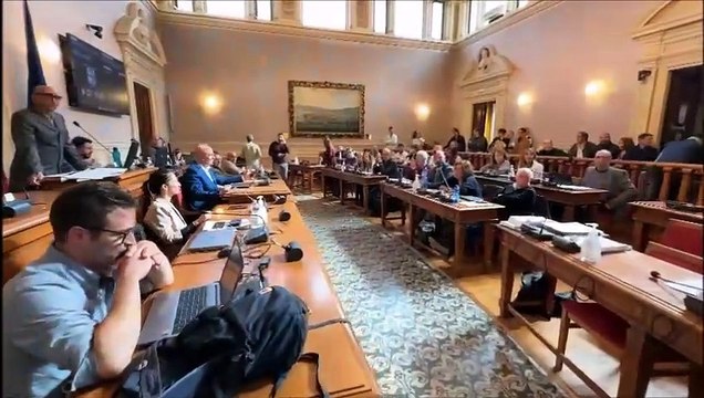 Livorno, bagarre in consiglio comunale sul piano operativo