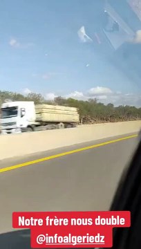 Renault laguna chargée autoroute port d'alger en panne renault clio renault trafic fourgon port de marseille la joliette transporteur transport bagages algérien dz skikda oran bejaia skikda annaba alicant