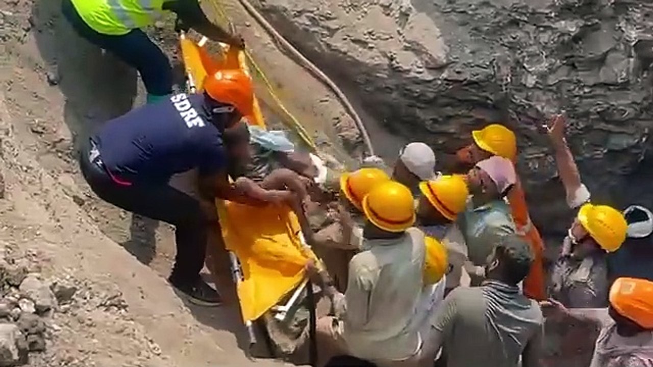 बोरवेल में गिरे बच्चे को सुरक्षित निकाला बाहर