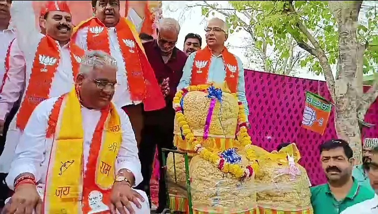 भाजपा प्रत्याशी को 94 किलो  काजूओं से तौला, जानिए कौन है यह प्रत्याशी, देखें वीडियो