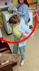 Une maman s’endort dans une laverie puis reçoit le soutien précieux d’un couple