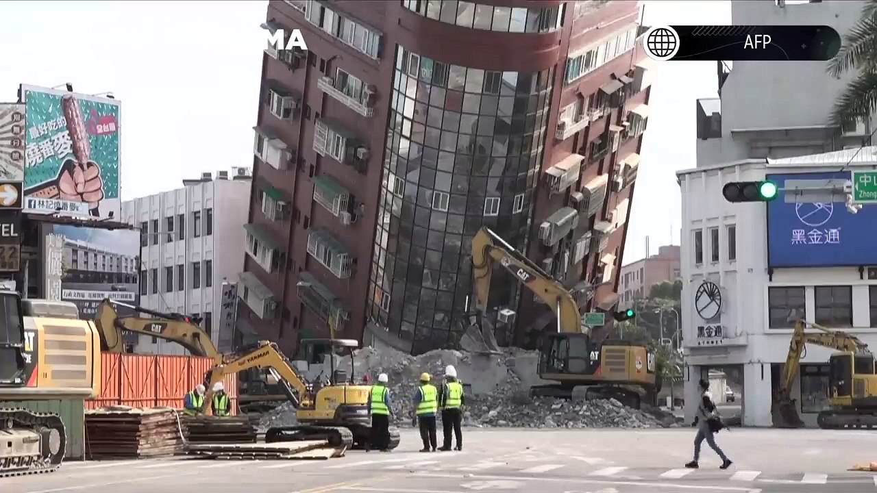 Buscan a personas atrapadas tras sismo en Taiwán