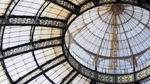 Milano, lastra di vetro crolla dal soffitto della Galleria Vittorio Emanuele: tragedia sfiorata