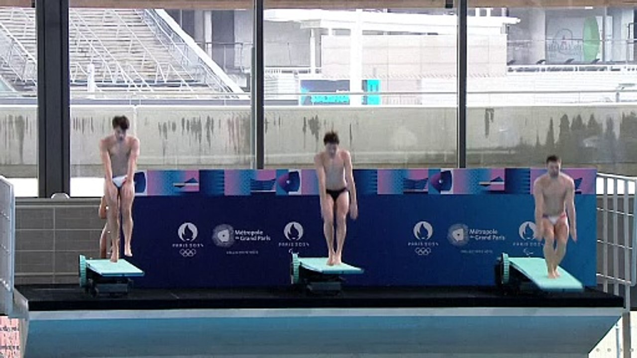 Wasserspringer fällt vom Brett - vor den Augen von Präsident Macron