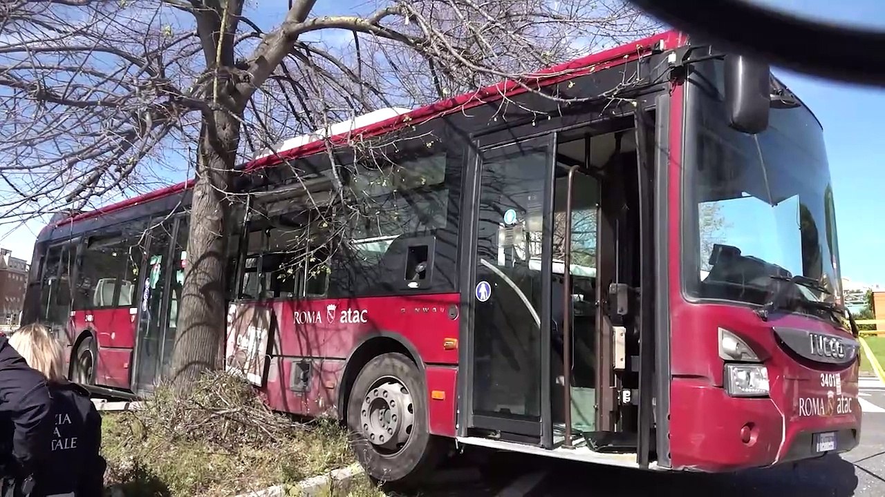 Roma, scontro tra bus a Monte Mario: il mezzo dell'Atac finisce sul marciapiede