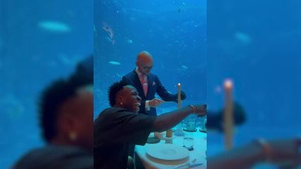 Vinicius y Camavinga alucinando con la comida en un restaurante de lujo