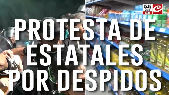Siguen las protestas de estatales por los despidos del Gobierno