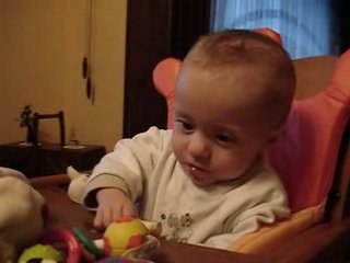 mathilde mange sa girafe sophie le 07.04.2008