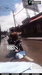 EXPONEN A POLICÍA QUE CIRCULA EN SU MOTOCICLETA SIN CASCO