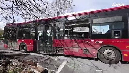 Scontro multiplo a Roma, coinvolti 3 autobus e 2 auto