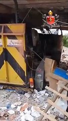 Caminhão invade residência e fere duas pessoas