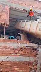 Caminhão invade residência e fere duas pessoas