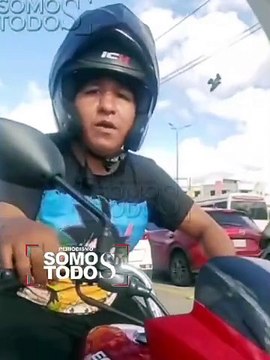 MOTOCICLISTA IMPRUDENTE ES REFLEXINADO POR UN CONDUCTOR DE CUATRO RUEDAS