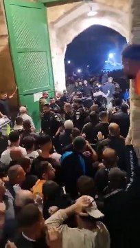 İsrail polisinden Mescid-i Aksa'da Müslümanlara saldırı