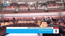 Gerusalemme, famiglie degli ostaggi protestano durante una riunione della Knesset