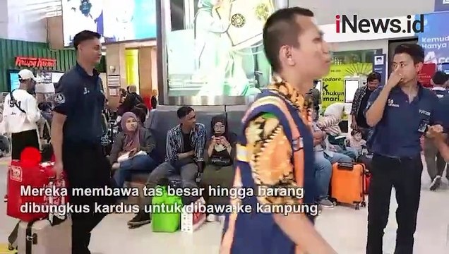 Kepadatan Stasiun Gambir Jakarta pada Puncak Arus Mudik