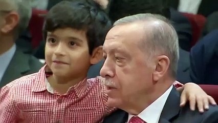 Durup dururken Erdoğan’a böyle sarıldı