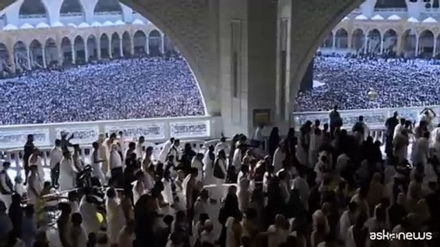 I fedeli in preghiera nella Grande Moschea della Mecca