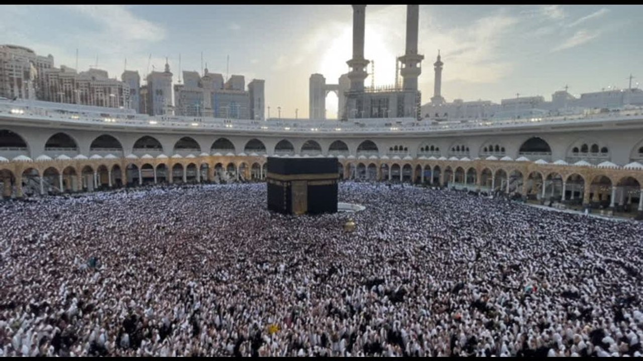 I fedeli in preghiera nella Grande Moschea della Mecca