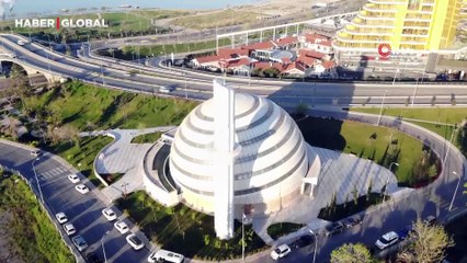 Mimarisi ile ilgi odağı olan camii görenleri şaşırtıyor