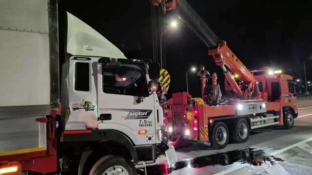 울산서 고속도로 달리던 트럭이 승합차 추돌...일가족 7명 경상 / YTN