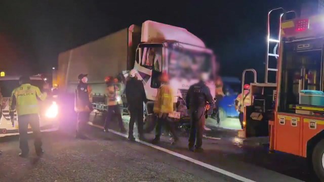 경남 창녕군 고속도로서 화물차 2대 추돌...1명 심정지 / YTN