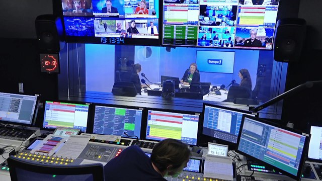 Saint-Malo : des vagues impressionnantes s'abattent sur la digue, les touristes profitent du spectacle