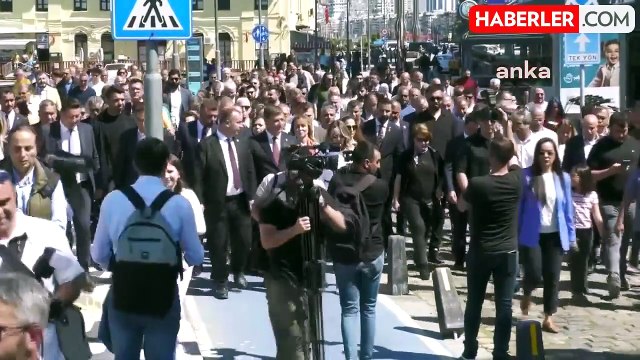 İzmir'in yeni Büyükşehir Belediye Başkanı Cemil Tugay göreve başladı