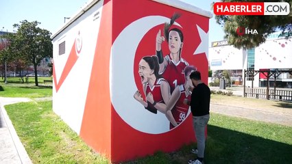 Resim Öğretmeni Elektrik Trafolarını Tuval Gibi Kullanıyor