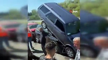 Bayram yoğunluğunda dokuz zincirleme kaza: Araçlar üst üste çıktı