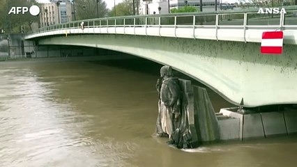 Parigi, l'acqua della Senna bagna i piedi dello Zuavo