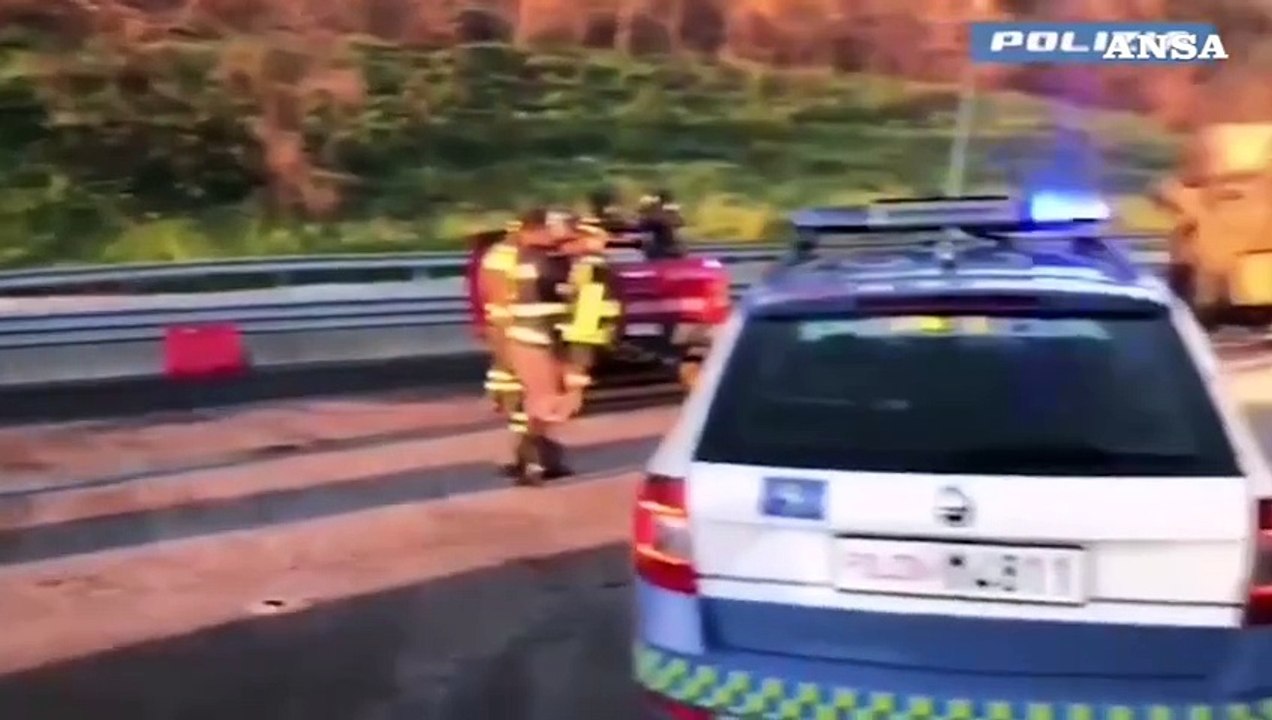 Si ribalta un autoarticolato, chiuso un tratto dell'autostrada A19
