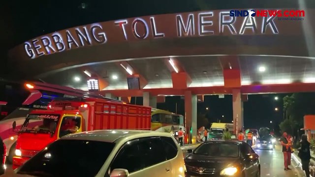 Antrean Panjang di GT Merak, Pemudik Pilih Turun dari Mobil dan Istirahat