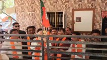 VIDEO: मुख्यमंत्री ने वॉर्ड अध्यक्ष के घर लहराया भाजपा का झंडा