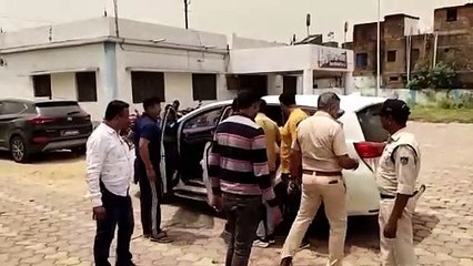 下载视频: MP Police arresting criminal in accused and returned from to Uttar Pradesh