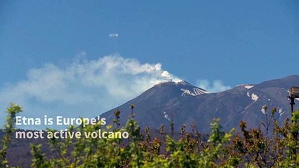 Descargar video: Rare smoke rings rise from Italy's Mount Etna