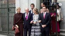 Vivas al rey Juan Carlos a la salida de la boda de Martínez-Almeida y Teresa Urquijo