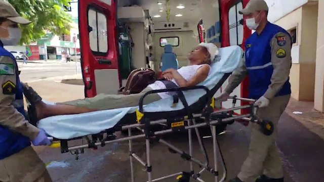 Mulher é socorrida pelo Siate no Bairro Morumbi, após sofrer queda