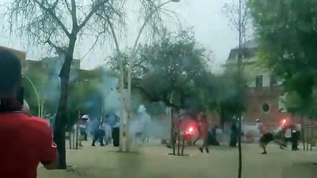 Radicales de Athletic y Mallorca revientan con una pelea la fiesta de las aficiones antes de la final de la Copa en Sevilla