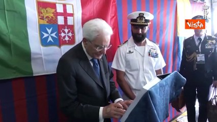 Mattarella visita la nave Bettica e saluta l'equipaggio