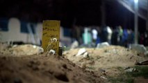 سكان مخيم الشاطئ يحيون ليلة القدر بجوار مسجدهم المدمر ومقابر ذويهم من الشهداء