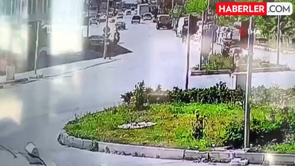 Motosikletli genç hayatını kaybettiği kaza kamerada