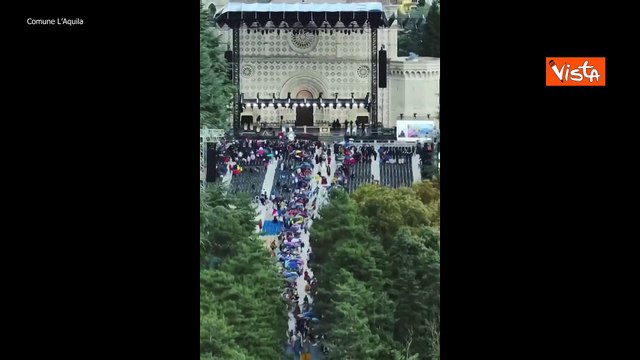 Anniversario terremoto de L'Aquila, una fiaccolata e un fascio di luce in memoria delle vittime