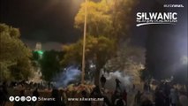 شاهد: الجيش الإسرائيلي يطلق الغاز المسيل للدموع على المصلين في الأقصى