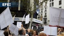 Cientos de personas se manifiestan hasta la sede del PP para pedir la dimisión de Ayuso