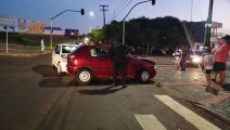 Pancada entre dois carros é registrada no Cascavel Velho