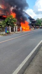 rumah terbakar akibat mobil tabrak pom bensin