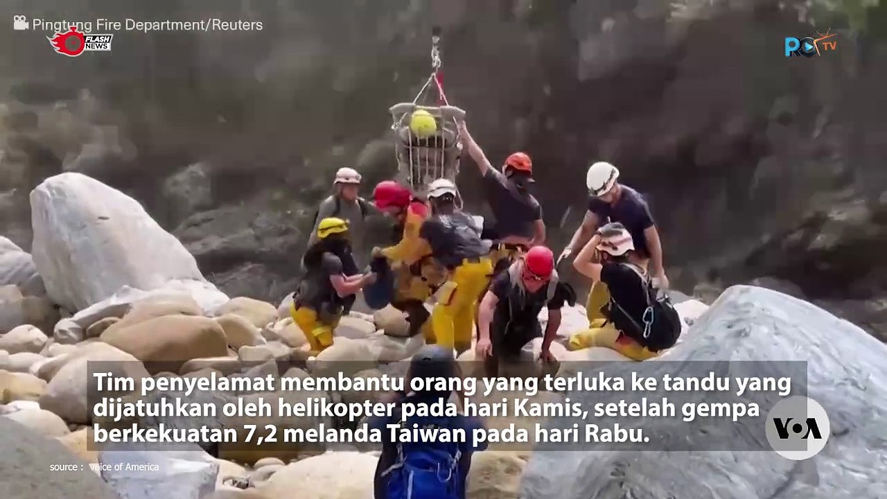 Tim Penyelamat Mengangkut Orang Yang Terluka Setelah Gempa Mematikan Taiwan