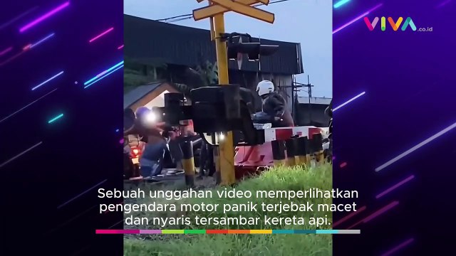 Pengendara Terjebak, Nyaris Tersambar Kereta Api
