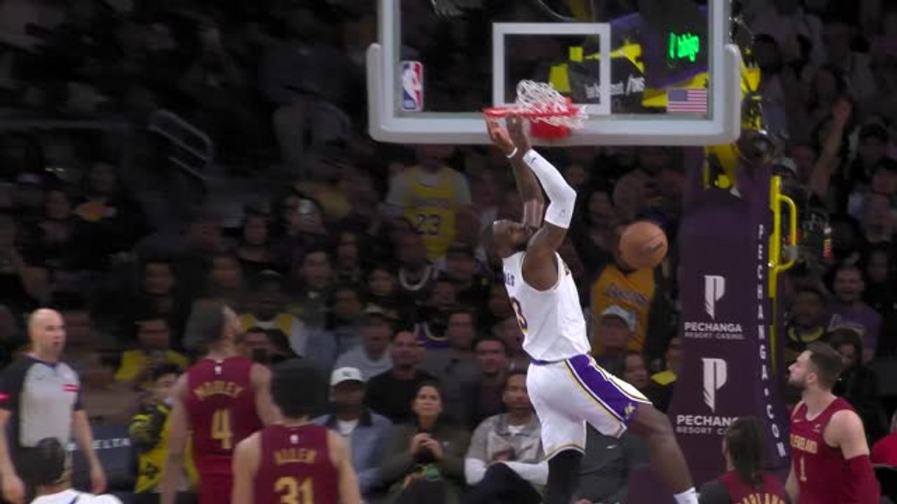 Double dunk delight for LeBron against Cavaliers